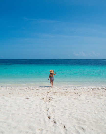 Kris en una playa paradisíaca de las Islas Maldivas