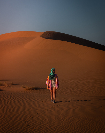 Kris caminando por el desierto